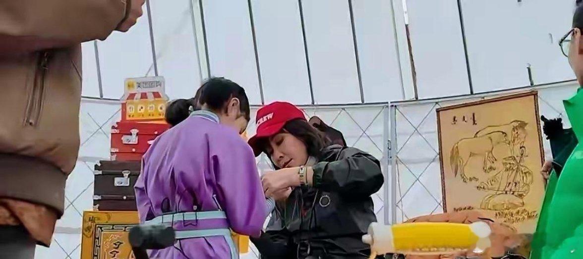 刘嘉玲摘下戴了十年的金燕子，随手送给了草原上放羊的小姑娘。小姑娘没说话，递给她一