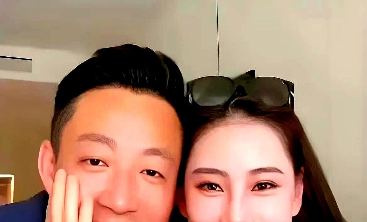 我一直好奇汪小菲跟马筱梅怎么认识的，看了马筱梅的直播才知道，原来他俩能在一起，不