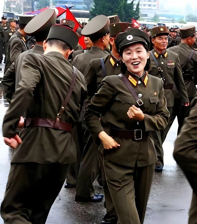 朝鲜能养约130万现役军人，有其独特的支撑方式。朝鲜经济相对落后，民众靠节衣缩食