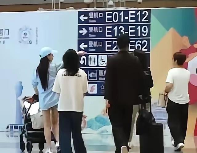 看到这样的背景，就知道，一家人真的是快乐幸福了。小梅的妈妈也一起，都是为了带孩子