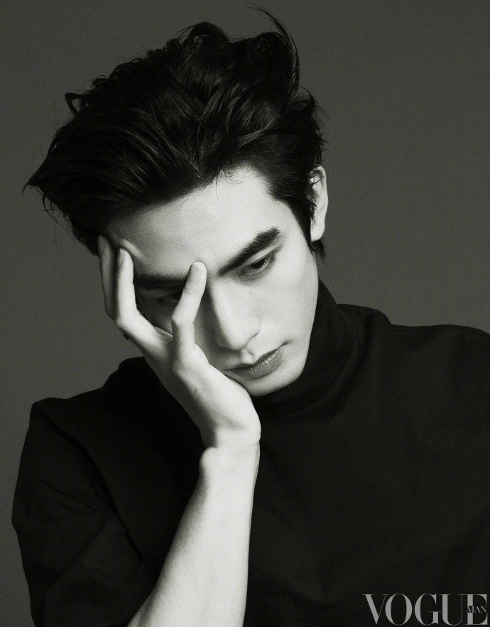 宋威龙一次很享受的创作享受每一次创作的美好，自在释放魅力，白T尽显曼妙身形，性