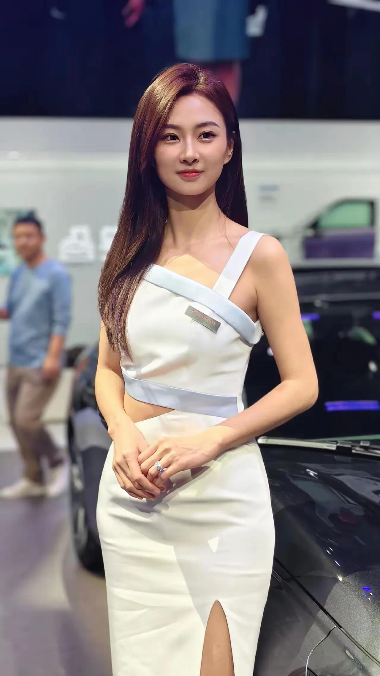 优雅的气质车模苏宁