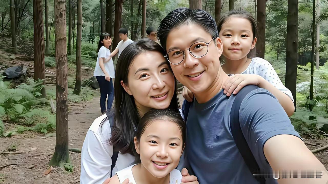 郭晶晶与霍启刚夫妇，带着两个女儿在山林里出游自拍的画面，温馨又接地气！夫妻两人