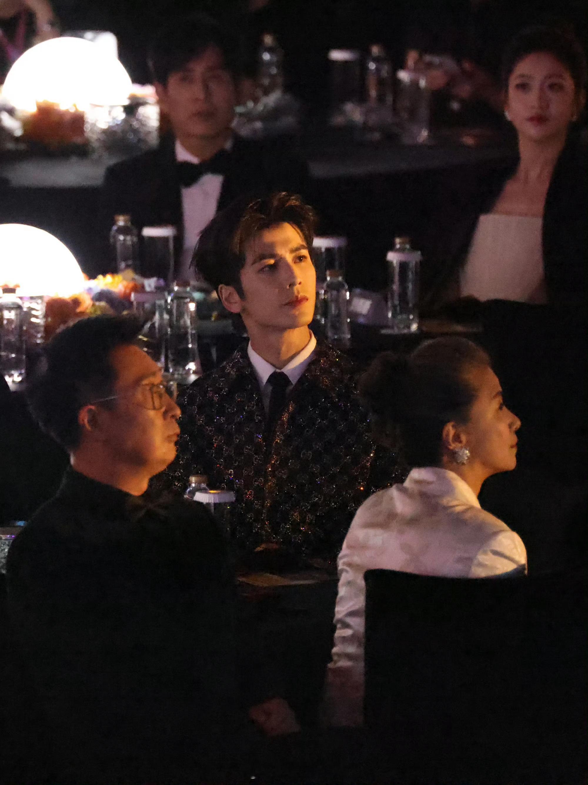 张凌赫爱奇艺尖叫之夜内场，内场的造型好闪耀，完全就是名利场贵公子，这么帅就应该做