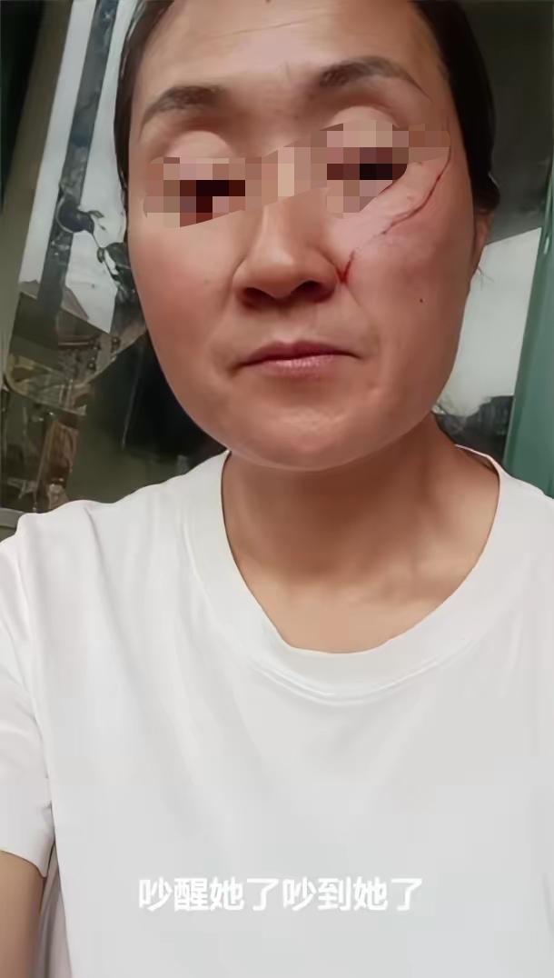 一言难尽！一位妈妈在网上哭诉。高考刚结束，中午她做了饭，把睡觉的女儿吵醒了。孩子