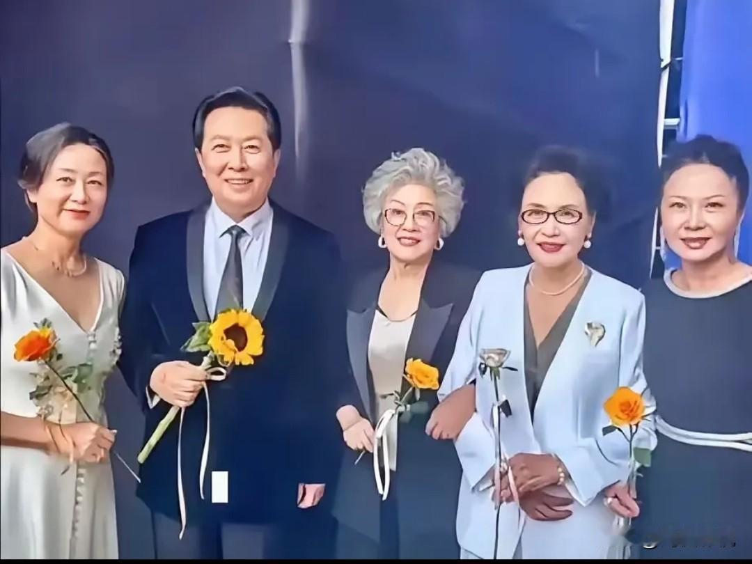 你发现没？这5人合影里，宋春丽即使满头银发一脸素颜，反倒气质是最优雅的。就不知紧
