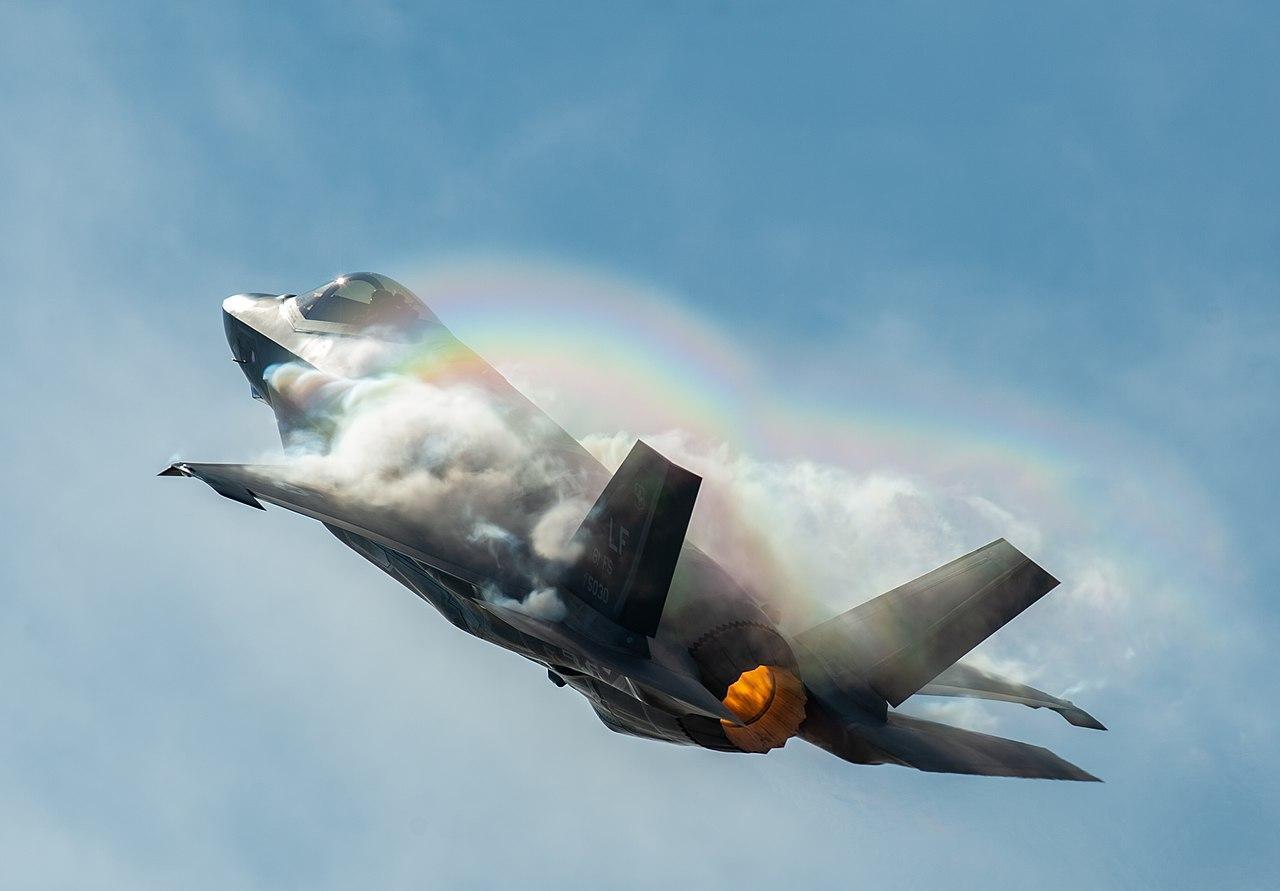 为什么说低估F-35是很愚蠢的行为？国内很多军事自媒体对F-35不屑一顾，而很