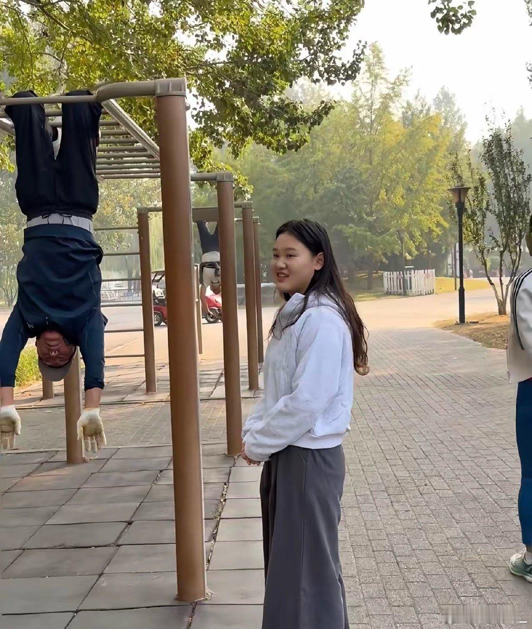 跑步偶遇张家齐了，理由是我们都爱看大爷吊单杠。她不胖的，就是脸胖，但是穿的衣服很显胖，身高156的张