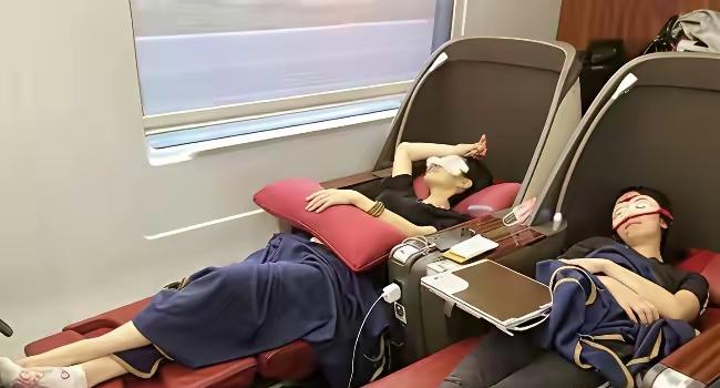 在车厢里享受不同的待遇，取决于自身的经济基础。父亲定然心疼孩子，可他要么没有经济