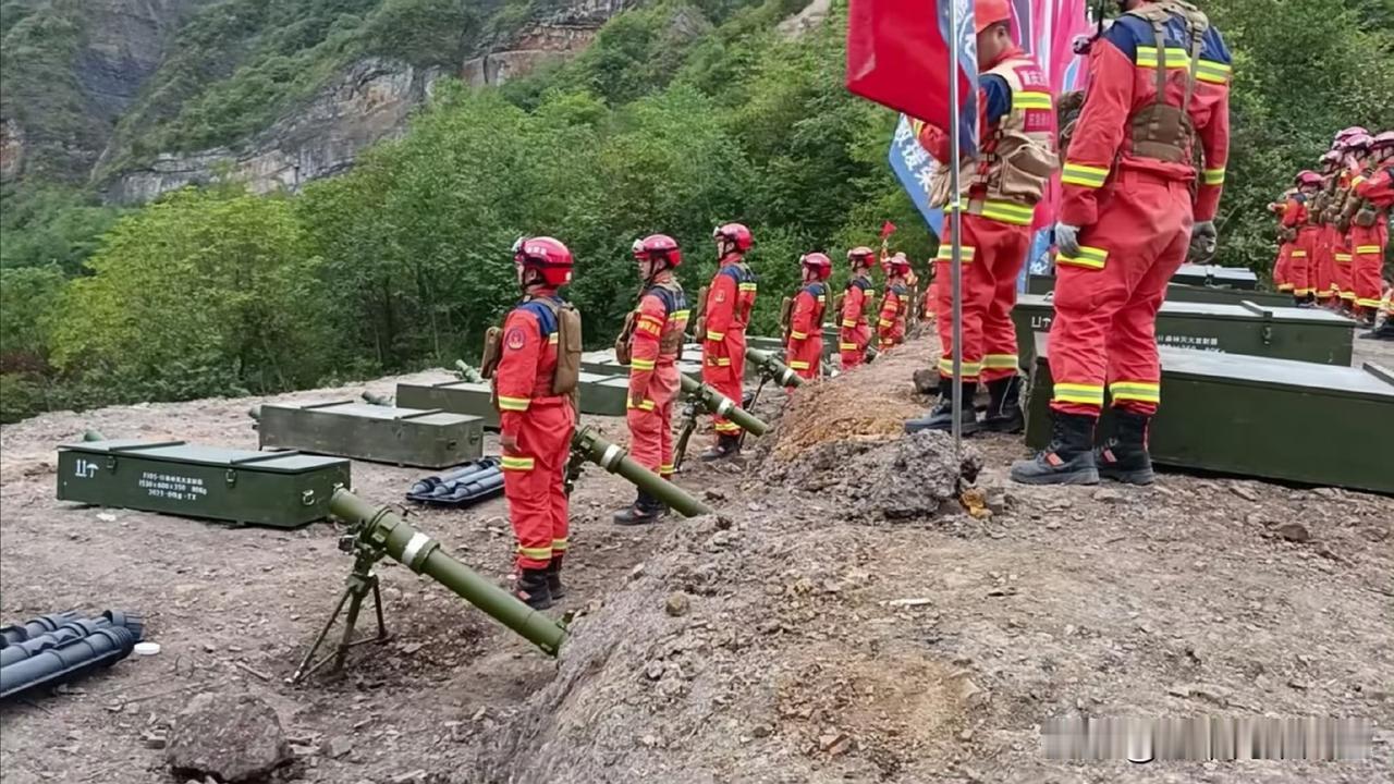 我勒个去，没想到现在咱们森林消防的火力真生猛，不仅有迫击炮，竟然还有车载多管火箭