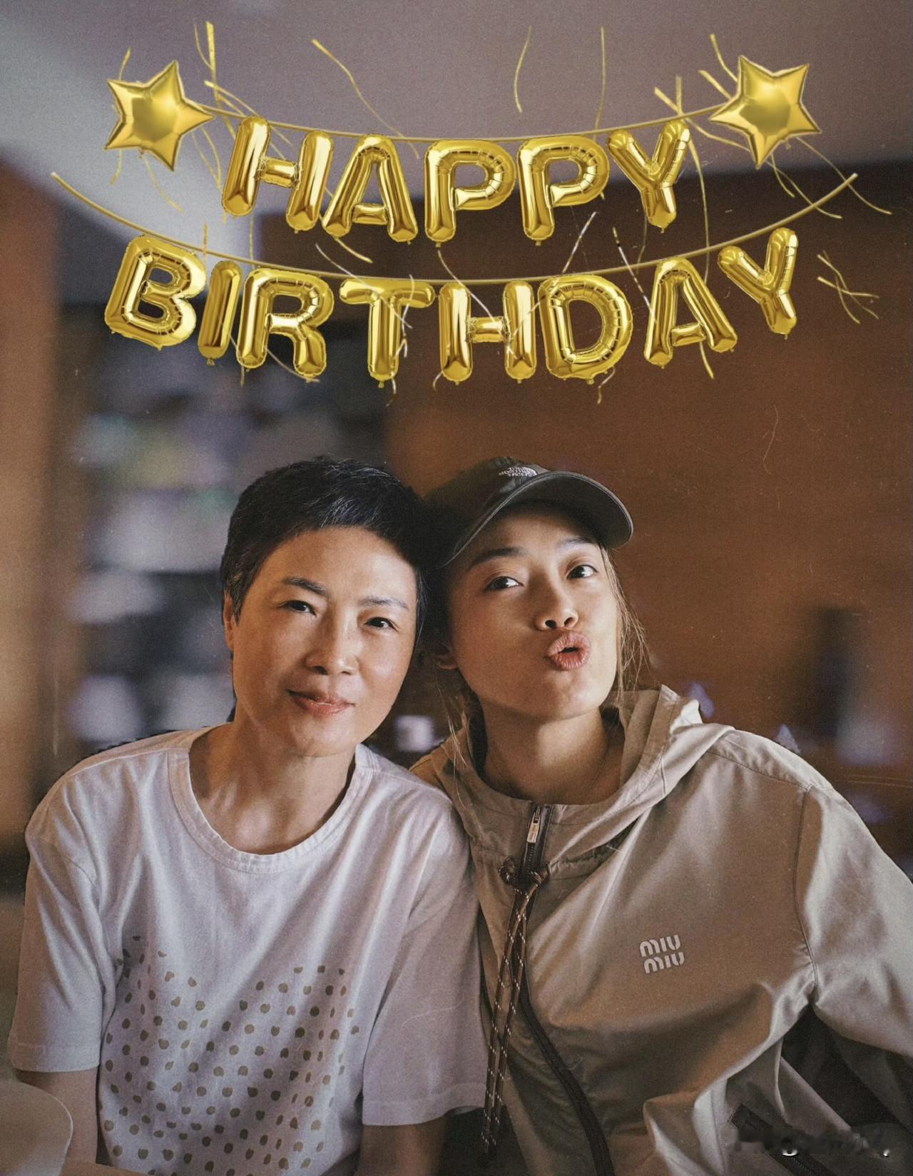 容祖儿为妈妈庆生，容妈妈看起来好和善好年轻。难怪容祖儿这么抗老，原来是遗传了妈妈