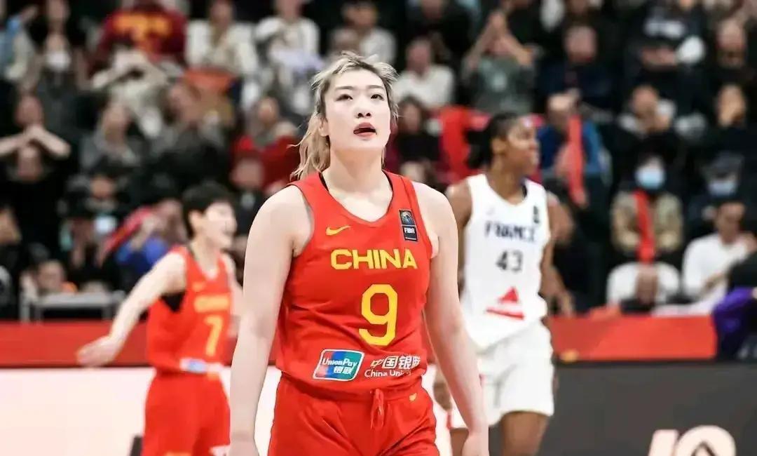 重磅揭秘！李梦落选亚洲杯背后：女篮内讧疑云，小团体之争毁掉奥运战术？