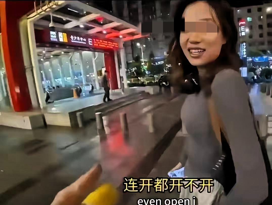 麻辣烫女孩，彻底不装了。辞完职，直接破罐子破摔：“我跟男朋友的事，关你屁事？”“