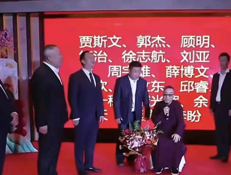 杨议是拿收徒宴当买卖干了，一口气收了十五个徒弟，每个徒弟不得表示表示，参加宴会的