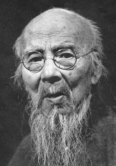 1952年的一天，88岁的齐白石，不知哪里来的力气，一把将年轻漂亮的新凤霞拉进一