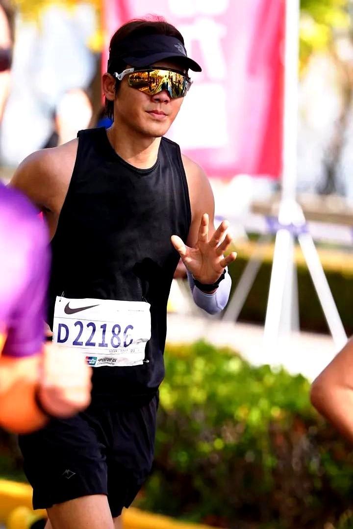 我同学亲眼在上海马拉松见过钟汉良。这位同学的说法挺实在。钟汉良在屏幕上常被滤