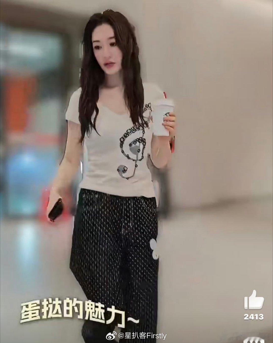 李小冉小肚小肚我在女明星和我们一样，吃了好吃的小肚子鼓起来确实吃东西一时爽一直