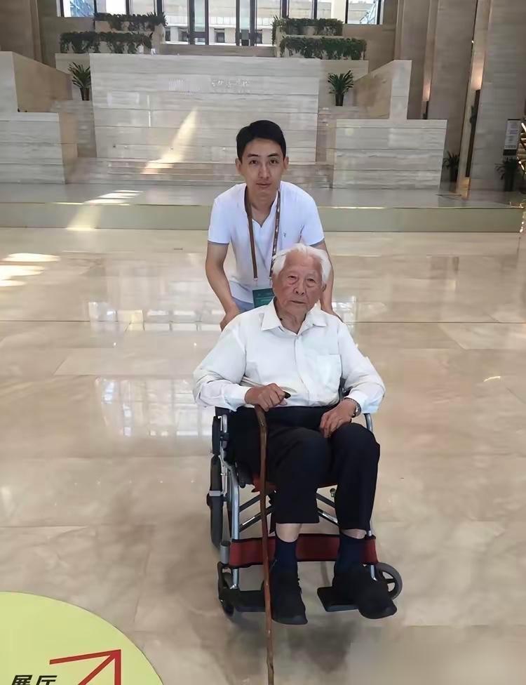 我问我一个学医的朋友，耿宝昌老先生走了，怎么走的这么突然，朋友说，答案很简单