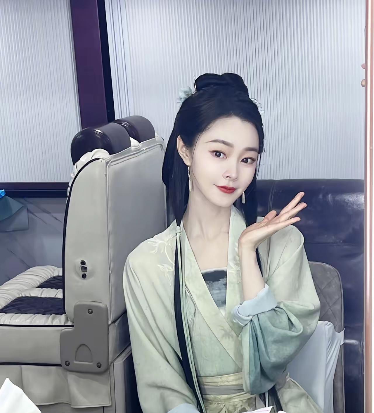 如果我是宋轶，针对这两天的整容风波，我会做这三件事，第一，立刻换了现在的化