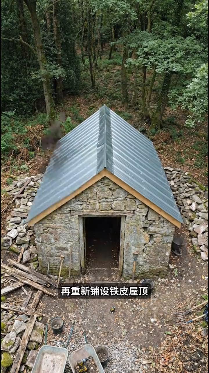 深山安居实录。谁能想到男子买不起城里的商品房，索性隐居深山，改造一间荒废多年的