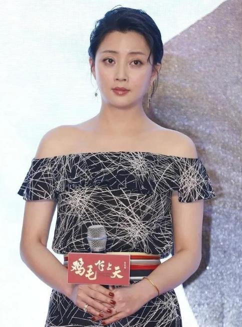 2017年，殷桃在家里帮妈妈摘菜时，妈妈看着殷桃，突然来了一句：“你看我把你生得