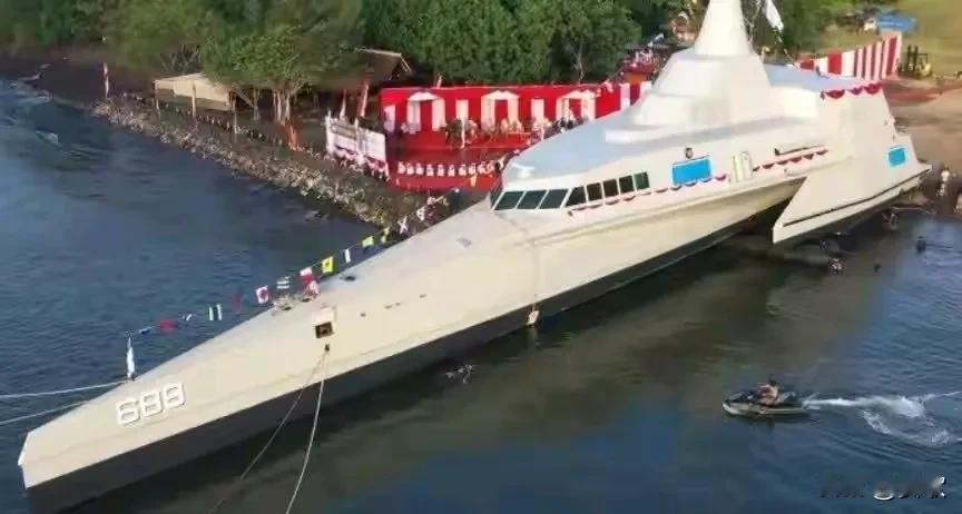 中国退役封存的22型隐身导弹艇秒变“抢手货”近日，印尼向中方砸下31亿美元“