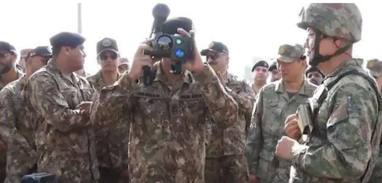 中巴军演中国新装备引发全球关注，美国要绝望了，解放军单兵火力开始上导弹了，而且成