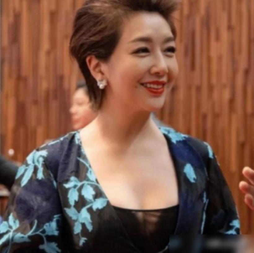 2002年，杨志刚和江珊拍戏，杨志刚从背后抱住江珊，结果江珊来了这么一句：“弟弟