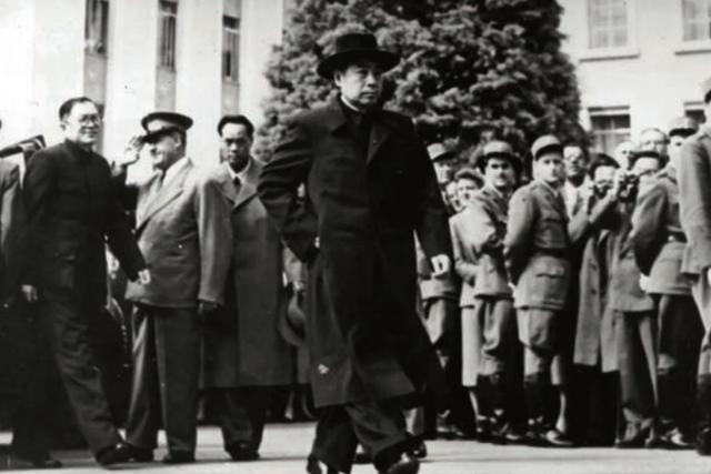 1955年的一个深夜，毛主席紧急致电周总理：“你立刻来我这里。”电话是毛主席亲自