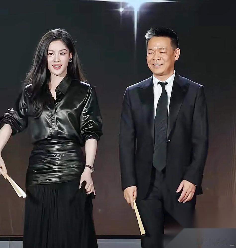 陈丽君扇子一开，孙浩直接来了个旦角的身段。后台没彩排，纯偶遇，俩人就这么搭上了。