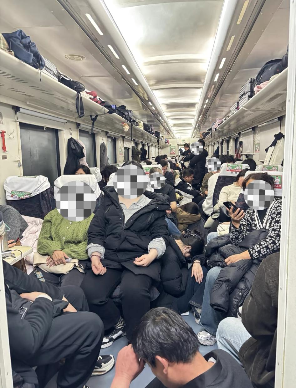 天津市考后的火车现状。第一次发现火车原来可以装这么多人，我原本以为过夜的火车
