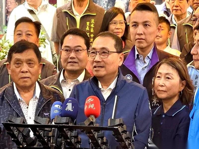 郑丽文要去大陆，话筒递到了侯友宜面前。他清了下嗓子，一字一句地说：“两岸交流，