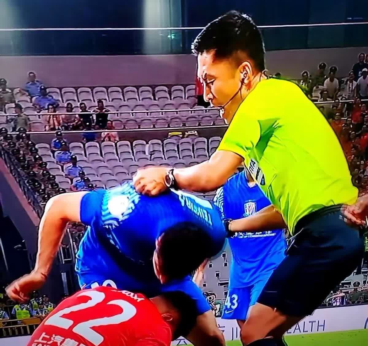 本轮中超最佳裁判：马宁以一己之力冲进场内，及时制止了特谢拉对对手的继续侵