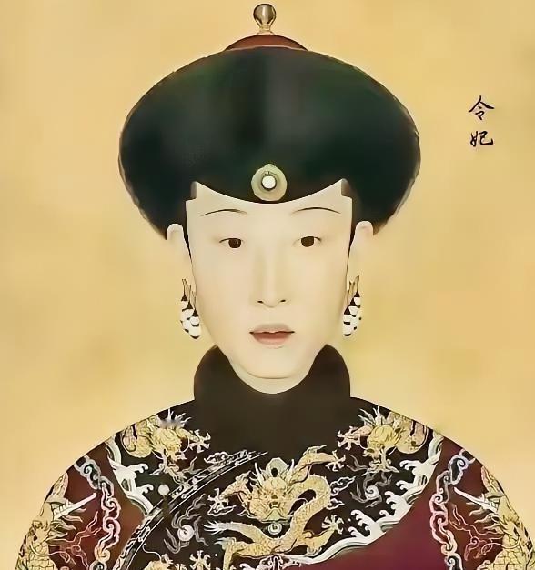 1765年，38岁高龄的令妃产子不久，乾隆前来探望。看着令妃丰满成熟的身体，乾隆