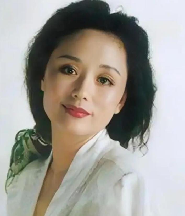 1979年，饰演潘金莲的廖学秋因为拍戏，和老公分别了六个月，她归心似箭，往家赶，