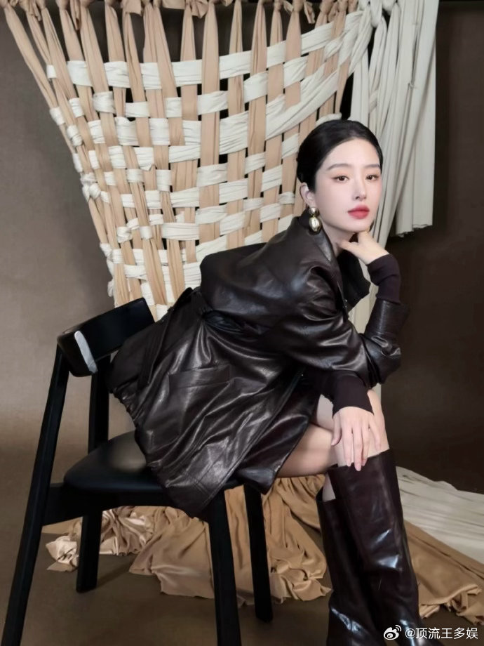 近距离感受杨采钰的美谁被近距离镜头里的杨采钰惊艳到，生图细节全部扛得住，五官舒展