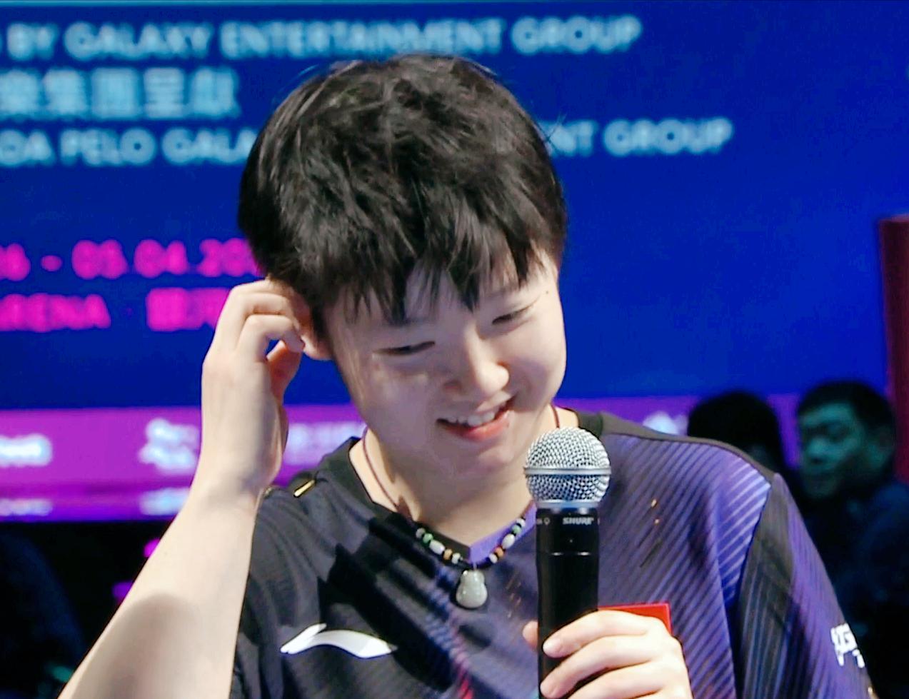 笑死我了！孙颖莎4:0零封温特，采访时，为何害羞的低下了头？记者说：还有一场