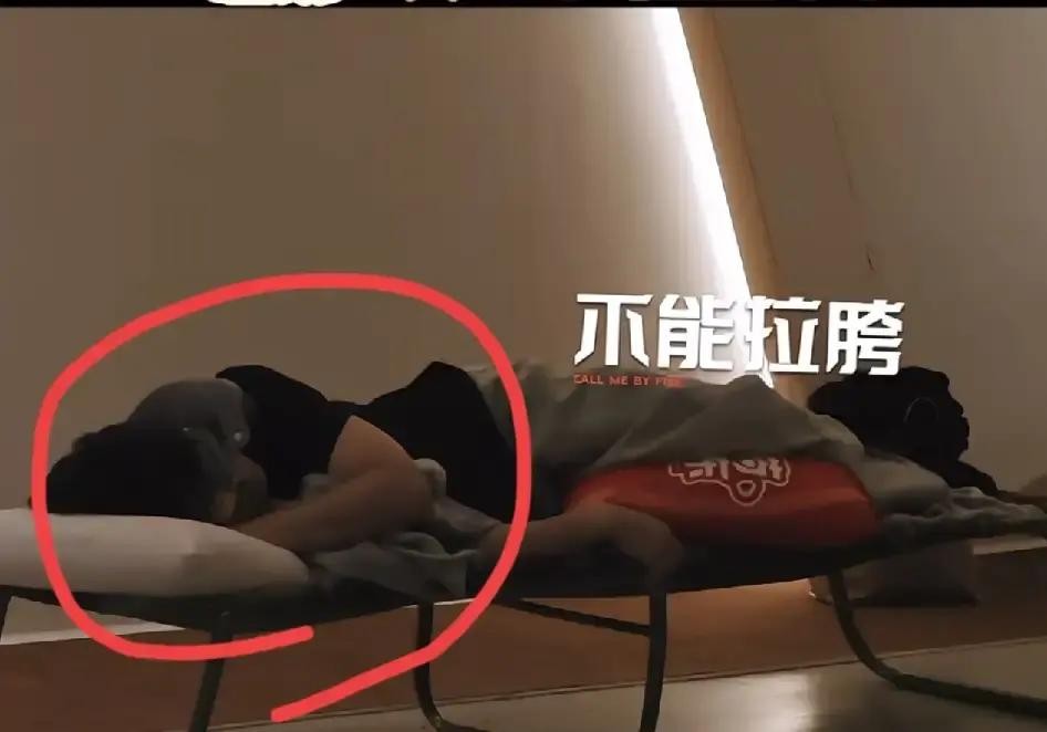 演短剧的“霸总”跑去参加《披荆斩棘》，第一场唱飞轮海的《只对你有感觉》就跑调跑到太平洋，甚至逼得原唱