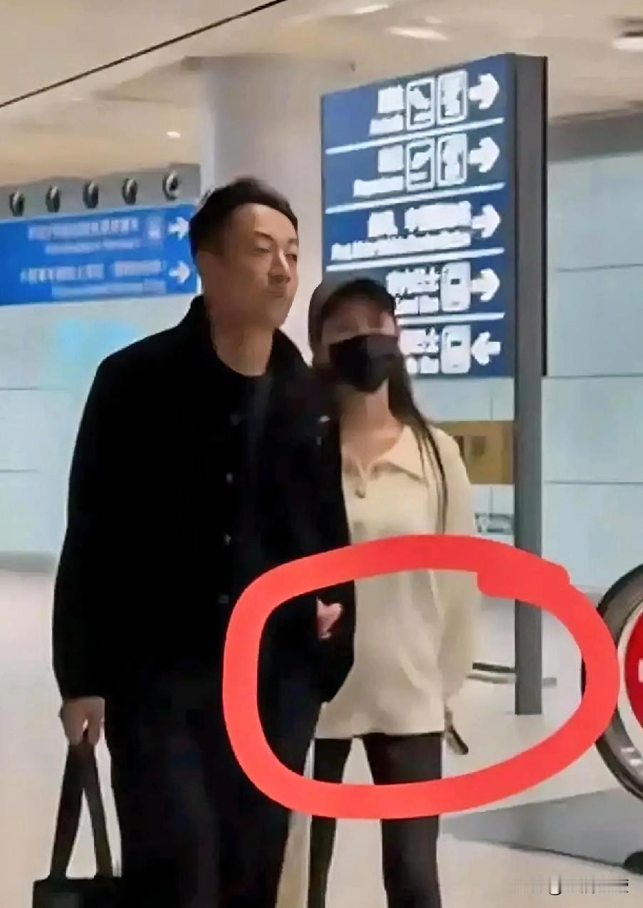 马筱梅太有趣了！她总是笑容满面，拉着汪小菲的胳膊，生怕走丢了，小菲也很贴心，放慢