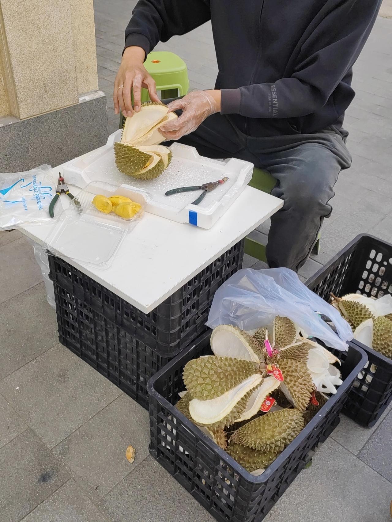 今天奢侈了一把，花66块钱买了个小猫山王榴莲，结果吃完之后，我就再也不想吃了！[