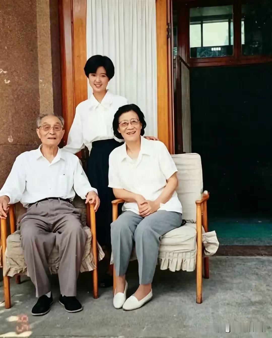 这组照片记录了张爱萍上将与家人的温馨日常：第一张是1995年张爱萍、夫人李又兰
