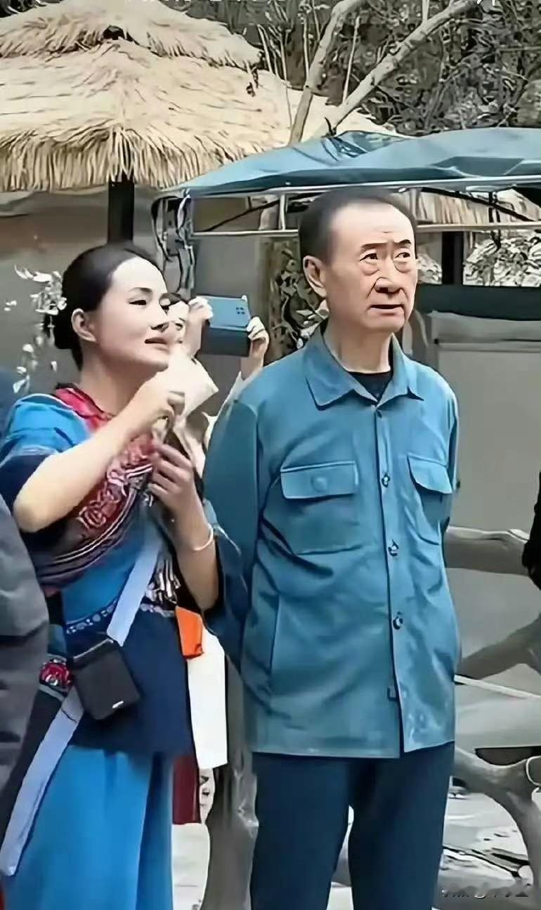 以为就是件普通的工作服，一看价格结果傻眼了​​​王健林
