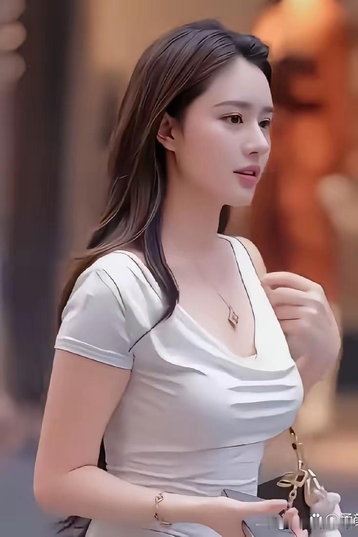 人过五十，你是否学会把纷扰看淡。静坐流年沐暖光，从容浅笑自芬芳。凡尘纷扰