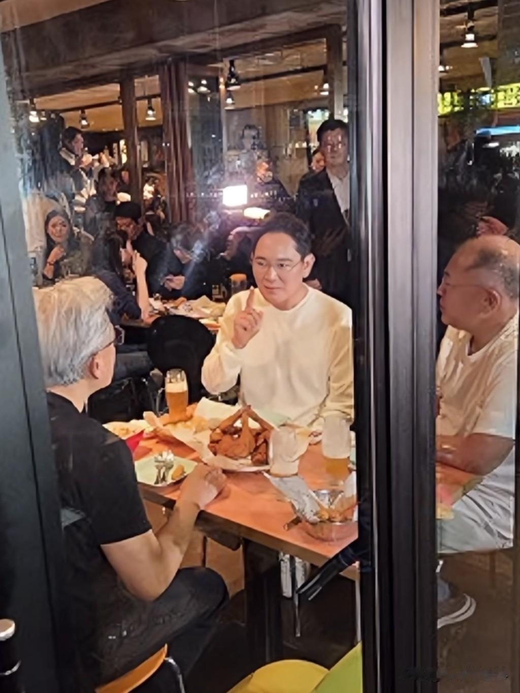 英伟达都成全球市值第一的公司了，黄仁勋还在卖力给三星会长李在镕捧场！一边是身