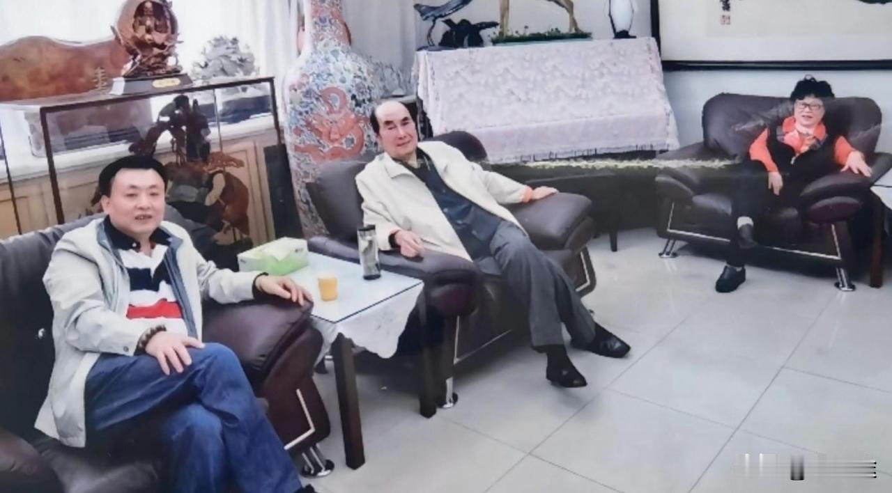 原中央军委常务副主席张万年张万年这个人，外头看是硬骨头，一路从兵堆里拱到高