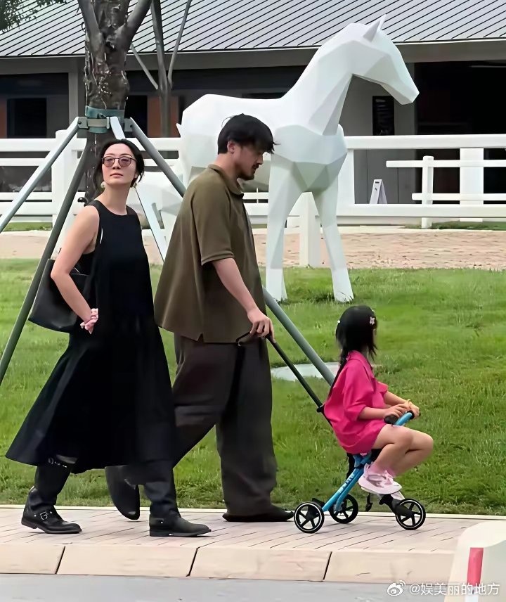 现在看齐溪离婚真是离对了当年她和前夫宋宁峰结婚7年，都没有生孩子。后来俩人离婚，