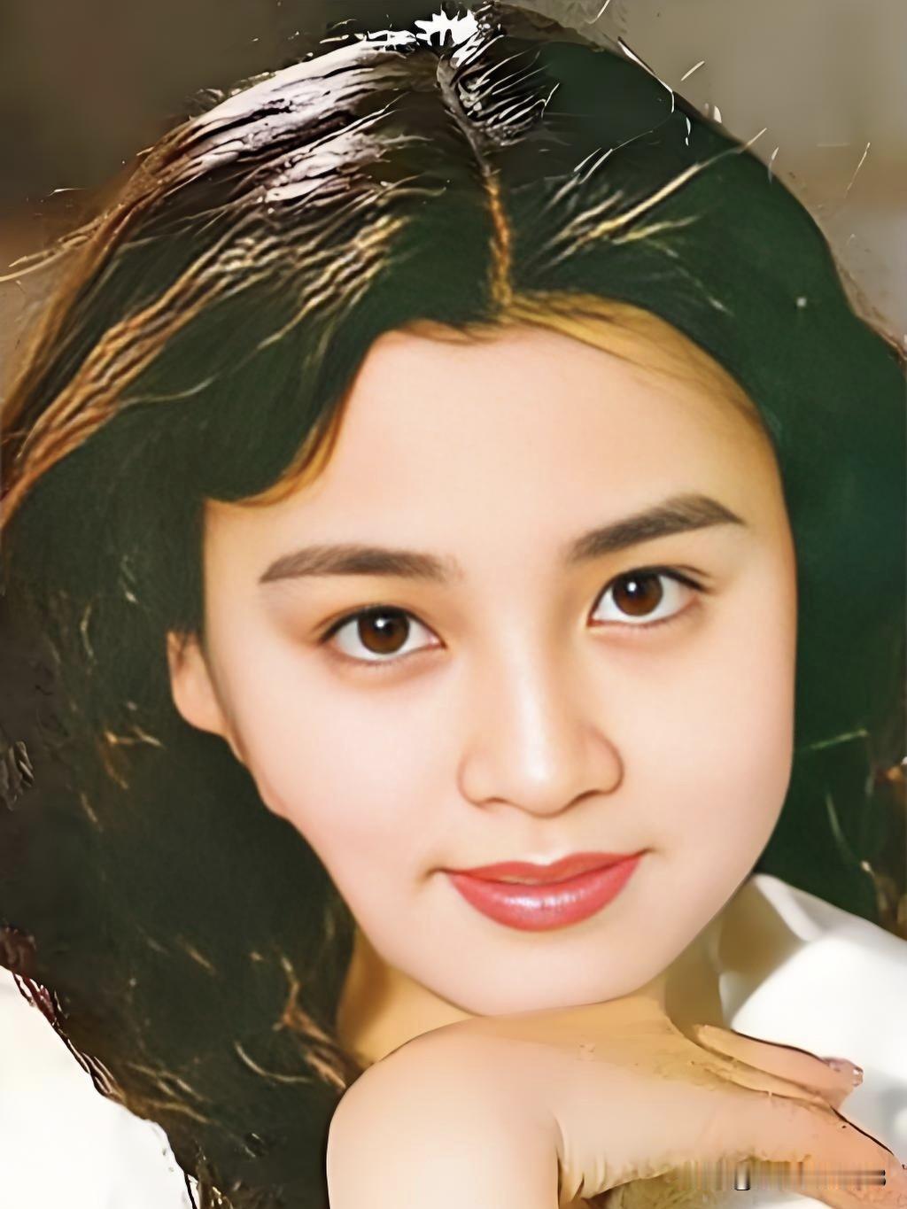 赵明明，90年代荧幕女神，古典温婉，一颦一笑皆是东方美人的极致诠释。什么样子的人