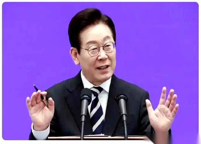 这事儿真的，太有画面感了。大哥拍着胸脯在全世界面前喊话：“小老弟，你的那个新玩