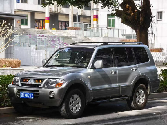 2009年三菱帕杰罗V73，某单位一手车，里外保养都靓，工况好，我拿到车换了油水和一些底盘胶套，整备