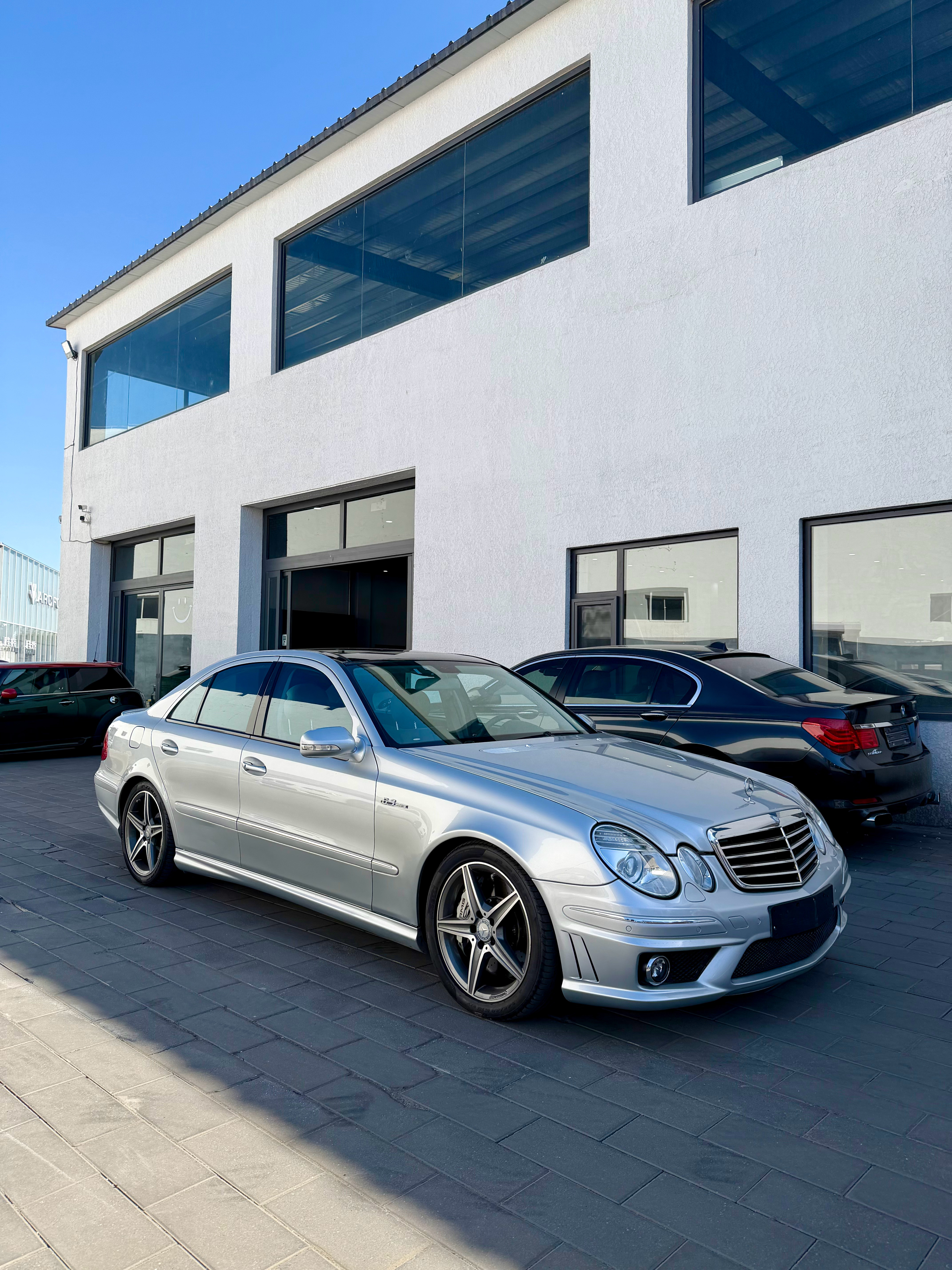 银色的W211真帅啊更厉害的是还是个京牌E63真喜欢啊😍